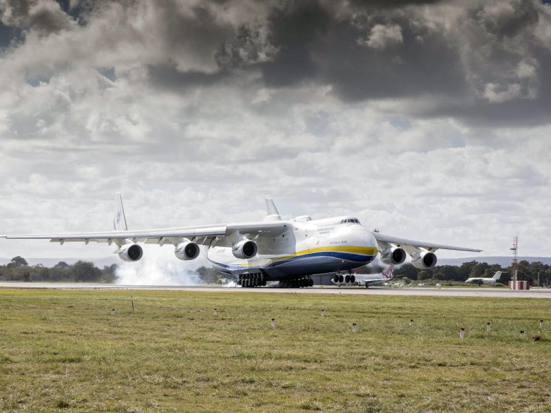 Jubel-Empfang für größtes Flugzeug der Welt in Australien