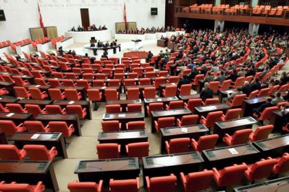Verbindung zu “Terrororganisationen”: Türkei entlässt per Dekret weitere 900 Staatsangestellte