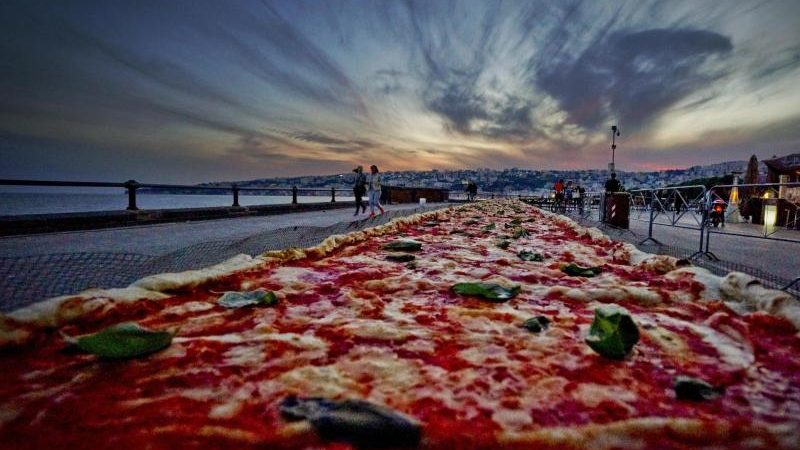 1,8 Kilometer: Längste Pizza der Welt in Neapel gebacken