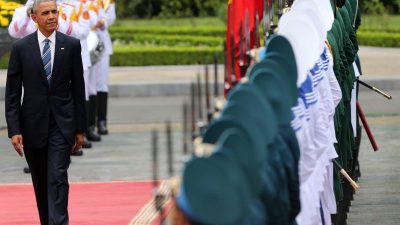 Roter Teppich für Obama beim Ho Chi Minh-Mausoleum in Hanoi