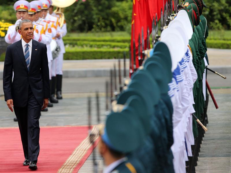 Roter Teppich für Obama beim Ho Chi Minh-Mausoleum in Hanoi