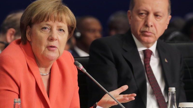 Merkel stellt Visafreiheit für Türken zum 1. Juli in Frage