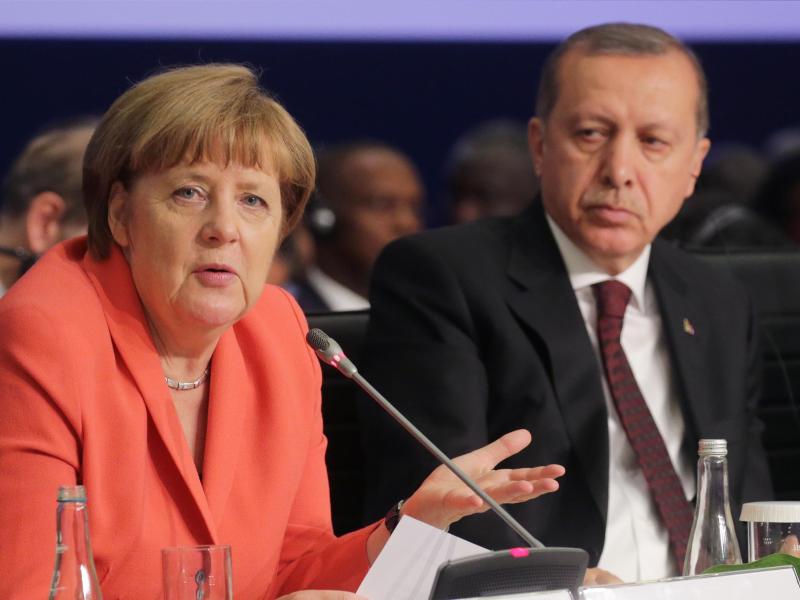 Merkel stellt Visafreiheit für Türken zum 1. Juli in Frage