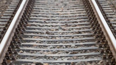 Erdrutsch blockiert Bahnstrecke Dresden-Prag