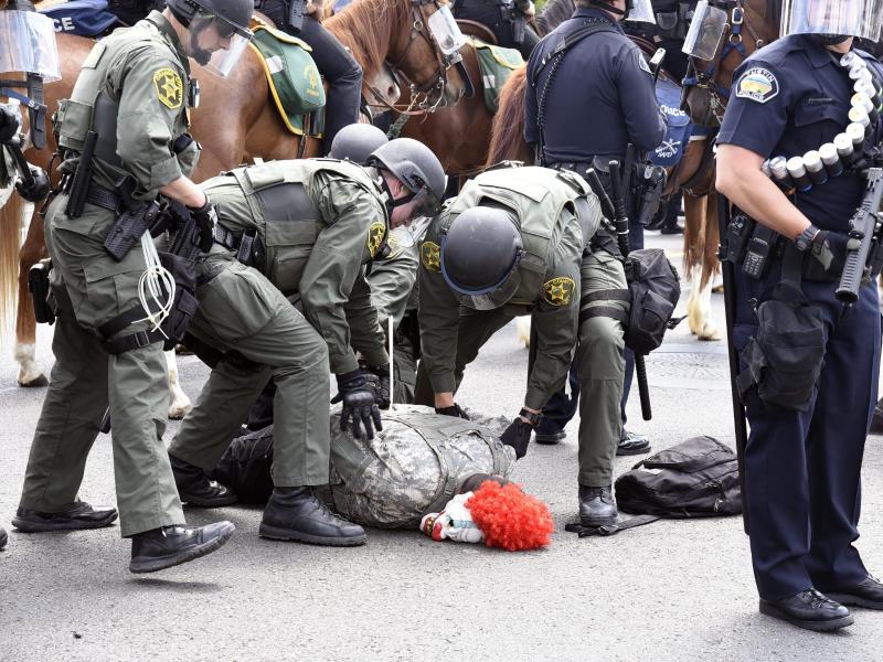 Alles andere als komisch: Gewerkschaft der Polizei verurteilt Angriffe von „Horror-Clowns“