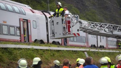 Schwere Unwetter in Teilen Deutschlands: Zug entgleist