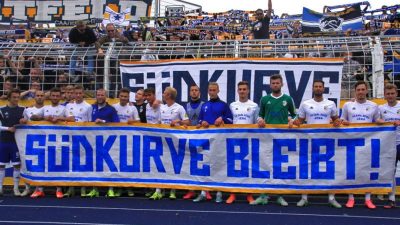 „Südkurve bleibt“: Jena-FCC-Fans kreativ gegen „Vertreiben aus Heimkurve“ – „Wir wollen gehört werden“