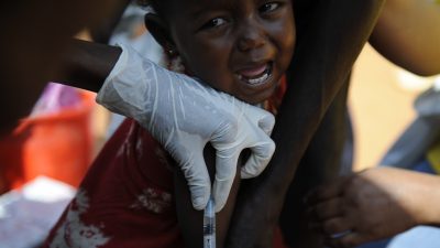 Bevölkerungswachstum kontrollieren: Kenianische Ärzte entdecken Sterilisationsmittel in Impfstoffen
