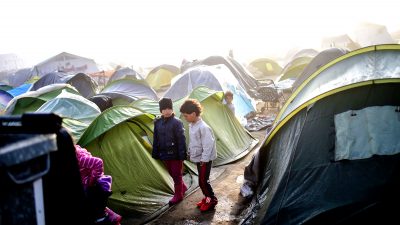 Chios: Migranten zünden Zelte an – aus Protest