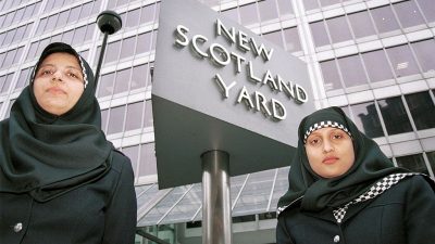 Kopftuch für Polizistinnen „Unsinn“: Polizeigewerkschaft gegen Hijab-Uniform