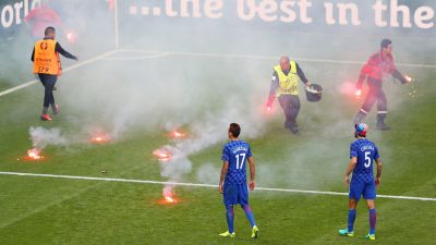 Nach Pyro-Attacken: UEFA eröffnet Disziplinarverfahren gegen Kroatiens Verband