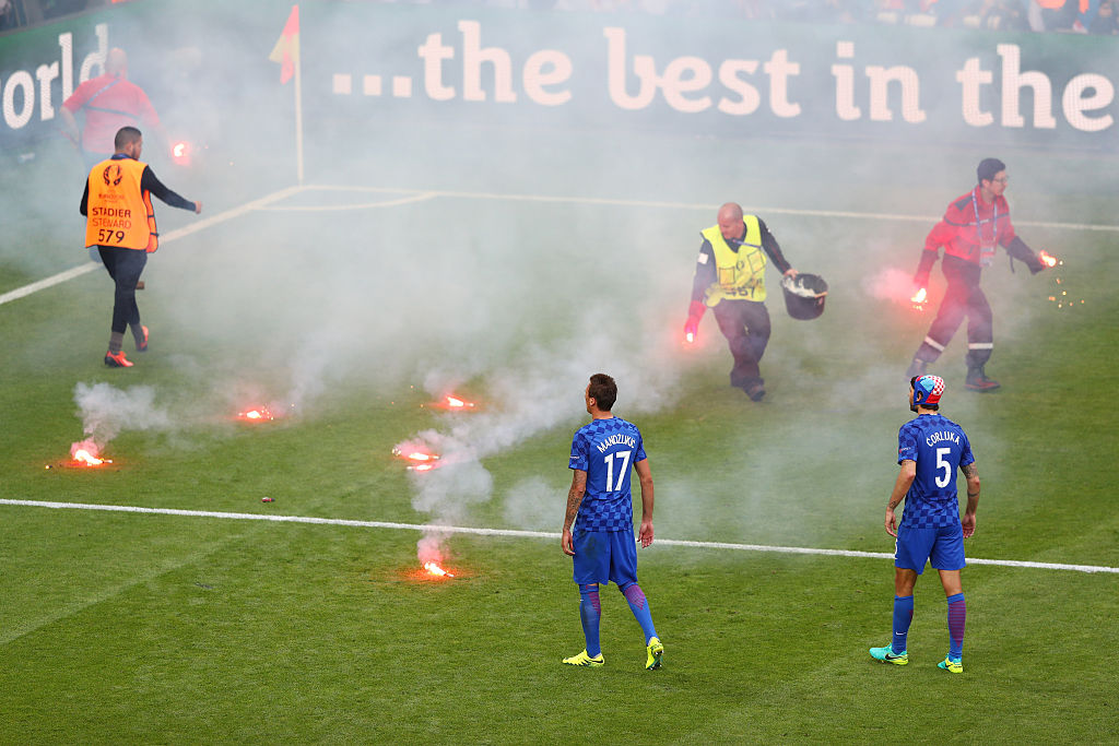 Nach Pyro-Attacken: UEFA eröffnet Disziplinarverfahren gegen Kroatiens Verband