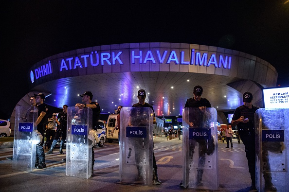 Istanbul: Terrorist lief wie „Prophet“ durch Halle – Explosionen im Video