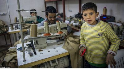 Kinderarbeit in Türkei: IS-Uniformen von 9-jährigen syrischen Flüchtlingen genäht