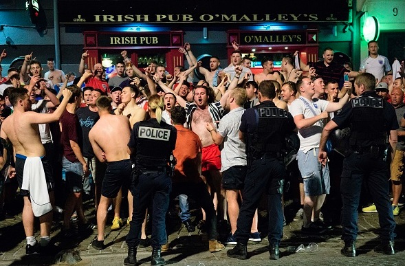 „Isis, where are you“: Polizei geht gegen randalierende englische Fans vor