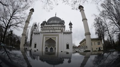 Gegen Islam: Unbekannte mauern Eingang einer Moschee zu