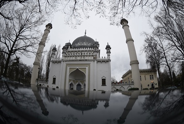 Gegen Islam: Unbekannte mauern Eingang einer Moschee zu