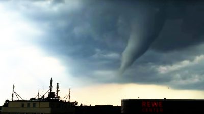 Hamburg-Tornado-Videos: Dach abgedeckt und Bäume ausgerissen