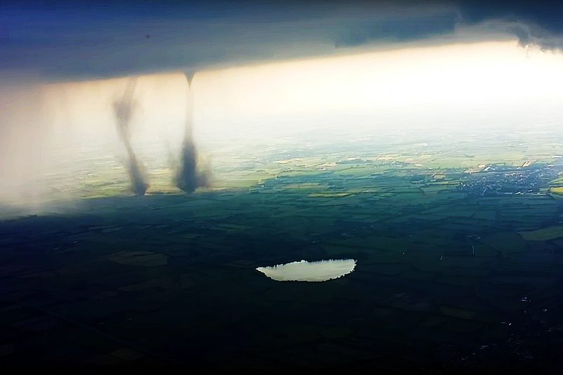 Tornado in Schleswig: Autofahrer filmt Video und wird regelrecht verfolgt