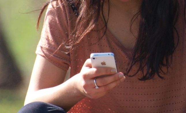 Studie: Deutsche immer öfter und länger mit Handy im Internet