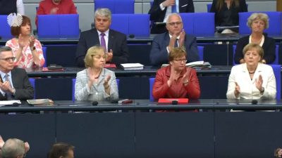 Lammert: Scharfe Kritik an Erdogan im Bundestag – Kanzlerin Merkel klatscht demonstrativ