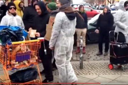 Berlin: 300 Polizisten bewachen Umbau von besetztem Haus zur Flüchtlingsunterkunft