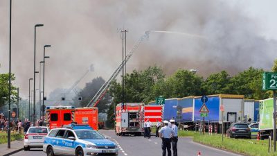 Großbrand in Flüchtlingshalle am Düsseldorfer Messegelände