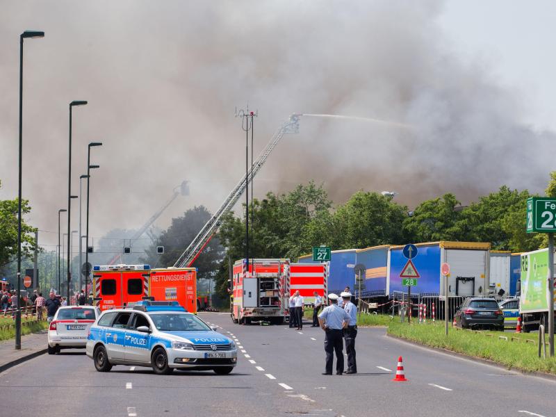 Großbrand in Flüchtlingshalle am Düsseldorfer Messegelände