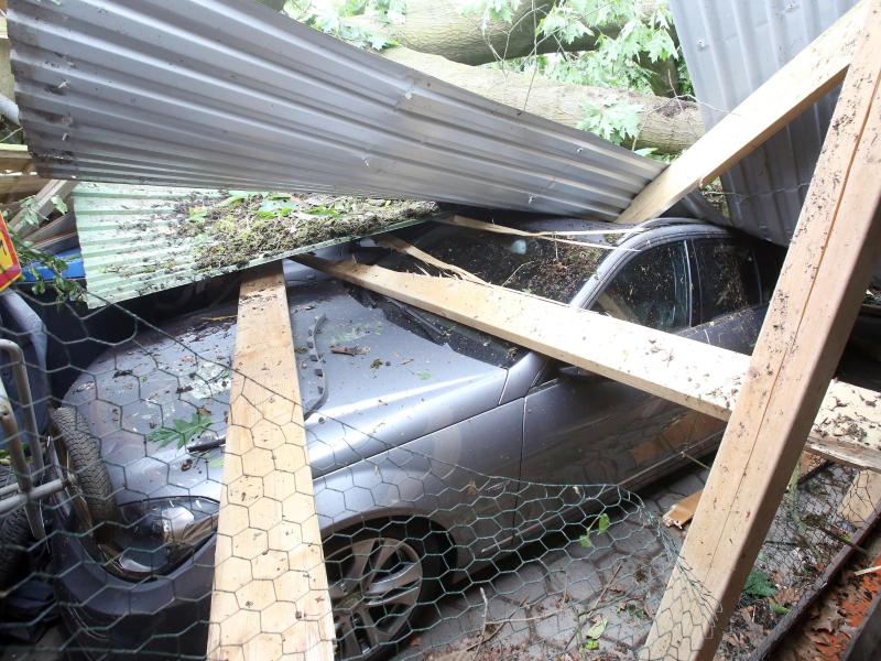 Sturm tobt in Hamburger Wohngebiet: „Es dröhnte, das Dach flog weg“