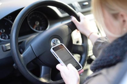 Minister will höhere Strafen für Handy-Nutzung am Steuer