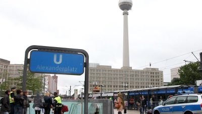 Mann stößt 60-Jährige ins U-Bahn-Gleis