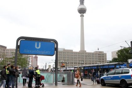 Maskierte überfallen Geldtransporter am Alexanderplatz – Täter schießen auf Polizisten und verursachen Unfall