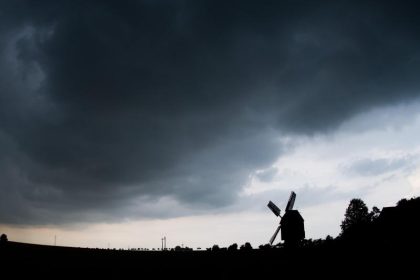 Tiefs bringen Tornados und Wasser statt Sommerwetter
