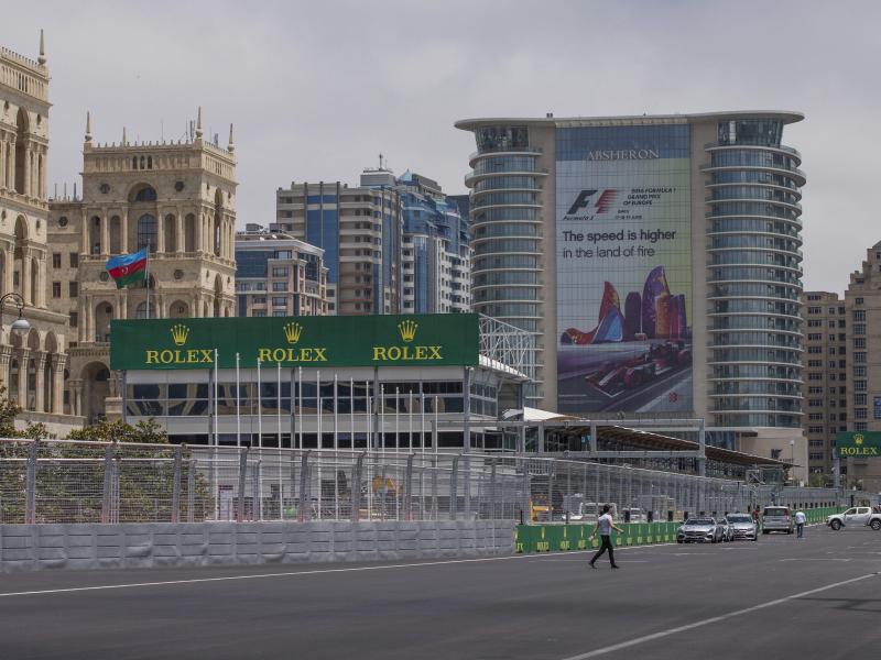 Formel 1 zu Gast bei den Glitzerfassaden von Baku