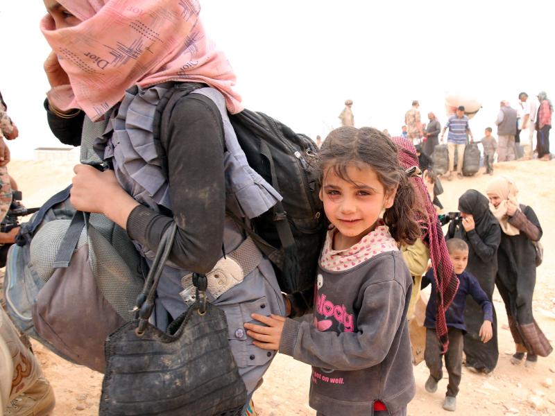 AI: 75 000 syrische Flüchtlinge sitzen an Grenze zu Jordanien fest