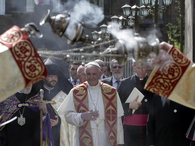 Papst Franziskus besucht Völkermord-Gedenkstätte in Armenien
