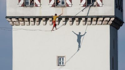 Artist balanciert über 60 Meter hohe Slackline