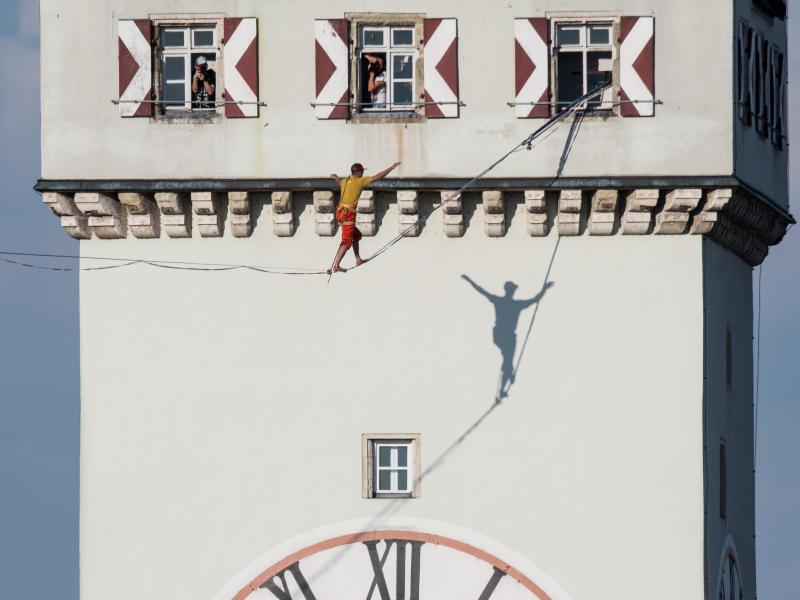 Artist balanciert über 60 Meter hohe Slackline