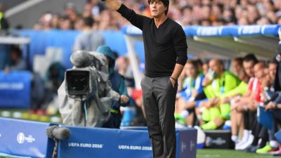 Löw hält Spannung hoch – „Dann kriegst du es um die Ohren“