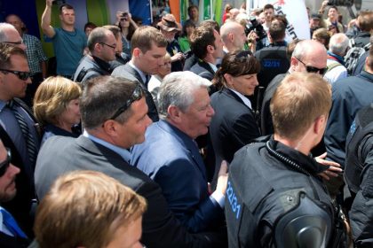 Rassismus-Eklat in Amtsblatt: Dachdeckeranzeige löst Proteste und Ermittlungen aus