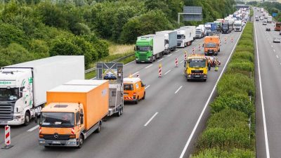 Polizei weckt Lastwagenfahrer nach Autobahn-Sperrung