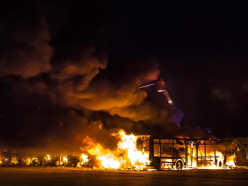 Feuer in Busdepot richtet Millionenschaden an