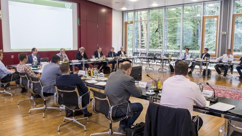 Nach Schiri-Kritik: DFB will regelmäßigen Runden Tisch