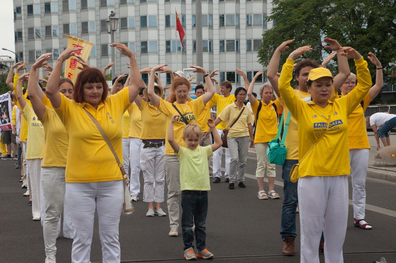 Berlin: Falun Dafa protestiert gegen Folter und Massenmord in China + VIDEO