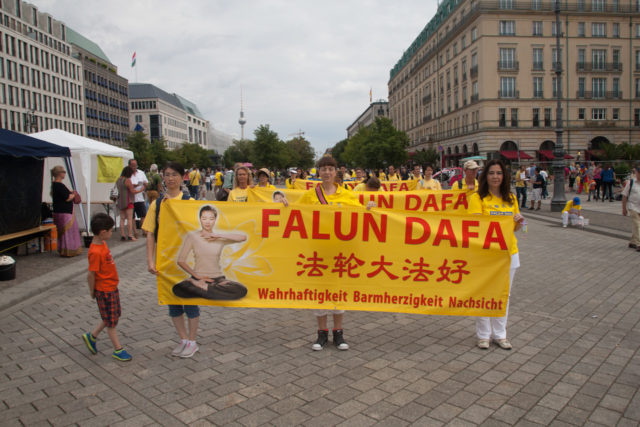 Berlin-Falun-Gong-Parade-20160730-8501