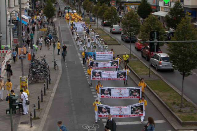 Berlin-Falun-Gong-Parade-20160730-8898
