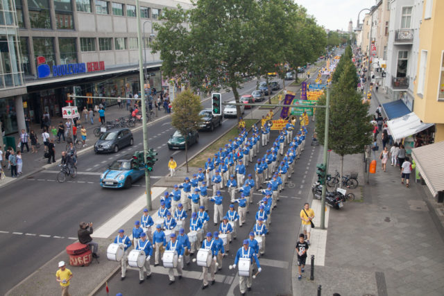 Berlin-Falun-Gong-Parade-20160730-8990