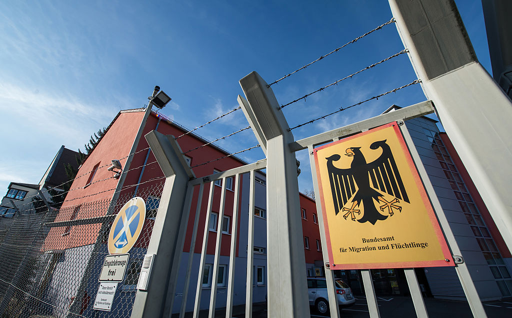 Bayern: Koffer detoniert – Explosion vor Migrations-Bundesamt in Zirndorf