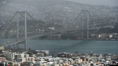 Frachter rammt historische Villa am Bosporus