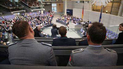 Linke im Bundestag: Nato muss aufgelöst werden